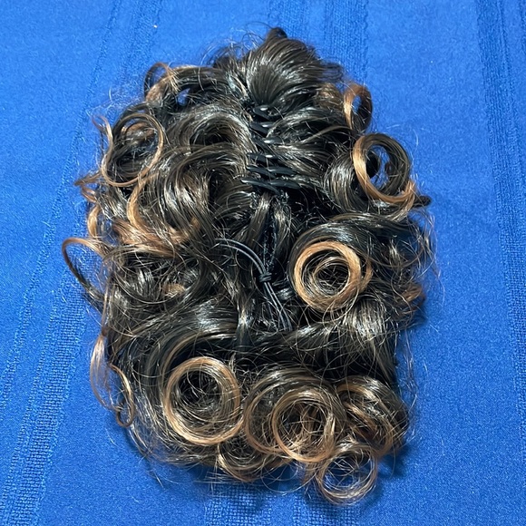 FREE w/ purchase synthetic ponytail extension - Picture 4 of 5